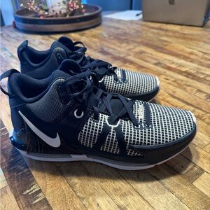 Nike Women’s Lebron Witness VII Basketball Shoes.  Midnight Navy color, EUC!!